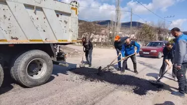 Almus grup yollarında yama çalışması ekipleri