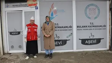 Sıcak yemek dağıtımı sırasında gönüllüler