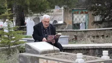 Mezarlıkta dağıtılan fidanlar