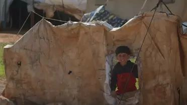 İdlib'te çatılarda yaşayan Suriyeli ailelerin günlük yaşamı