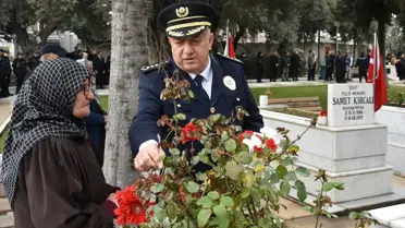 Şehit mezarına çiçek koyan aile