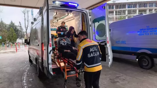 Kaza sonrası istinat duvarı ve araç enkazı