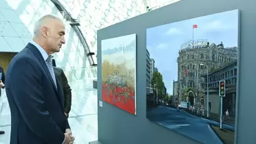Kültür Bakanı Ersoy sergi alanında