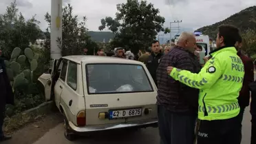 Kaza sonrası araç ve elektrik direği
