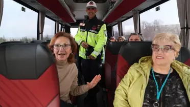 Jandarma ekibi bayram ikramı dağıtıyor