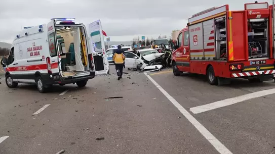 Kaza sonrası polis ekipleri ve ambulanslar
