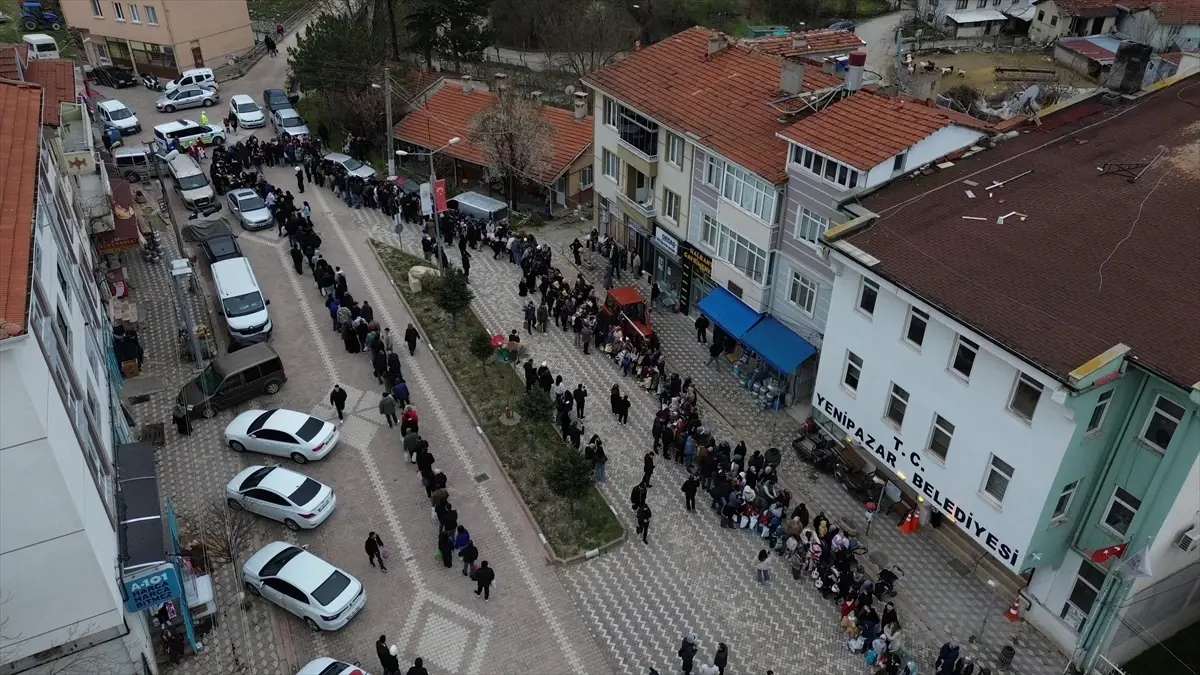 Yenipazar’da Ramazan Bayramı Öncesi Asırlık Şeker Dağıtma Geleneği Yeniden Canlandı