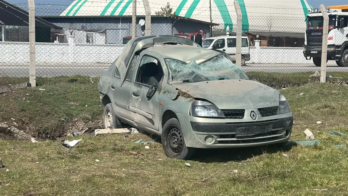 Kütahya’da Bahçeye Giren Araç Takla Attı, Sürücü Hastaneye Kaldırıldı