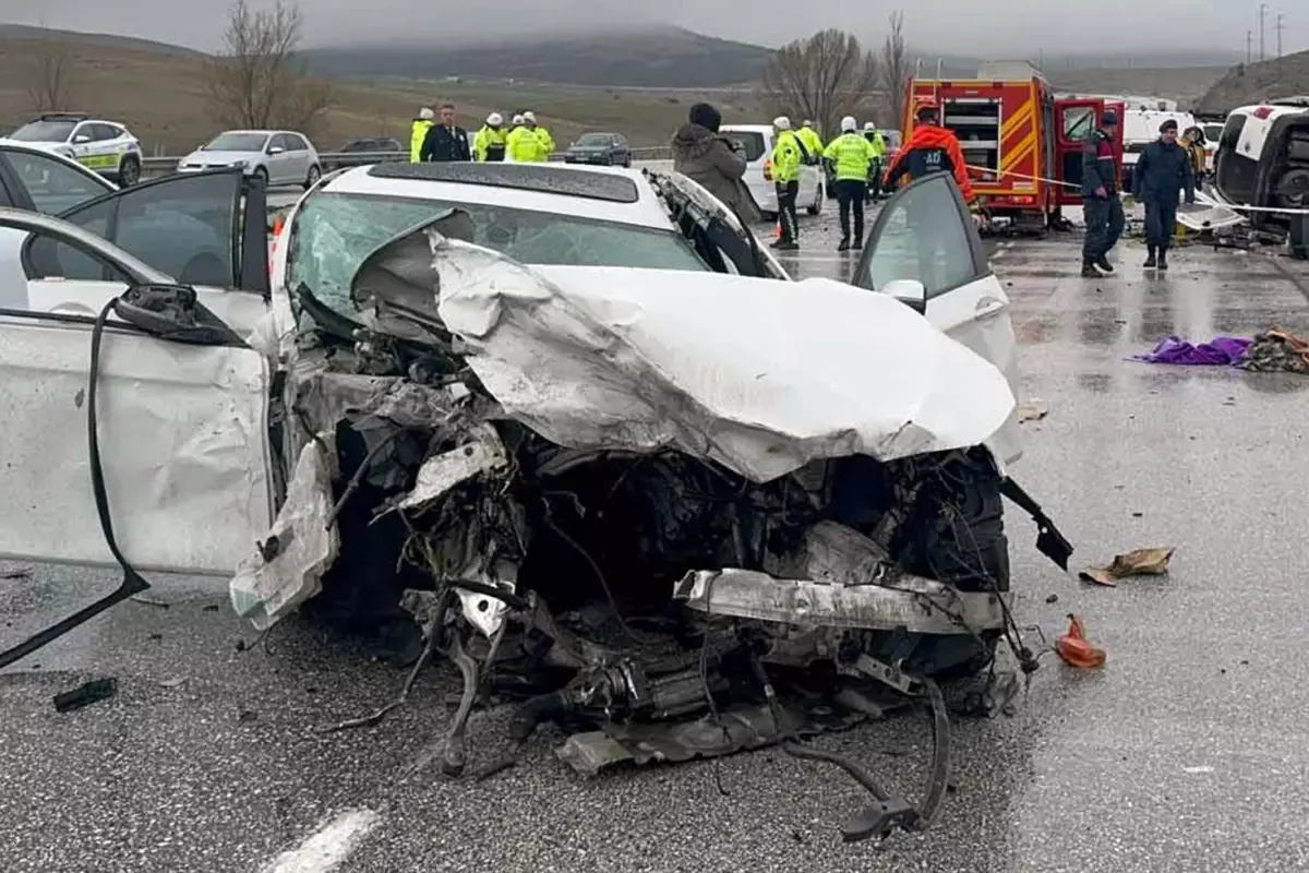Konya’da Karşı Şeride Geçen Otomobil 2 Kişiyi Hayata Veda Ettirdi