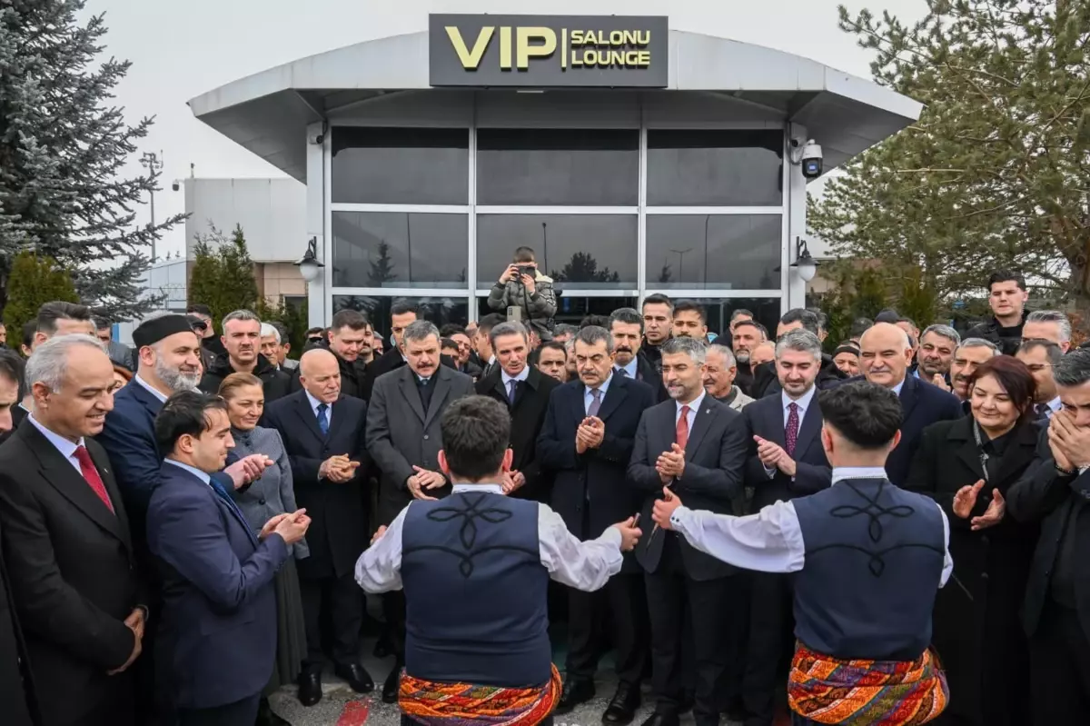 Tekin'den CHP'ye Sert Eleştiriler: 'Film Seti' Benzetmesi ve Vatanseverlik Vurgusu