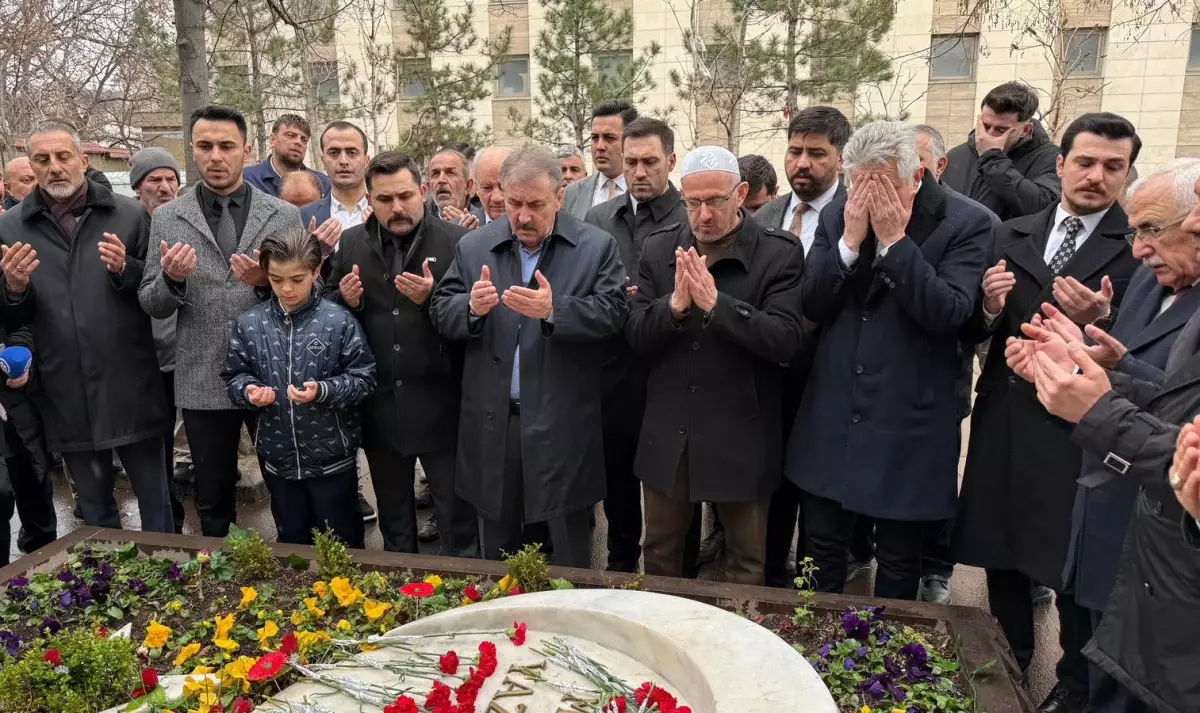 Destici, Bayram Arifesinde Yazıcıoğlu'nun Mezarını Ziyaret Etti