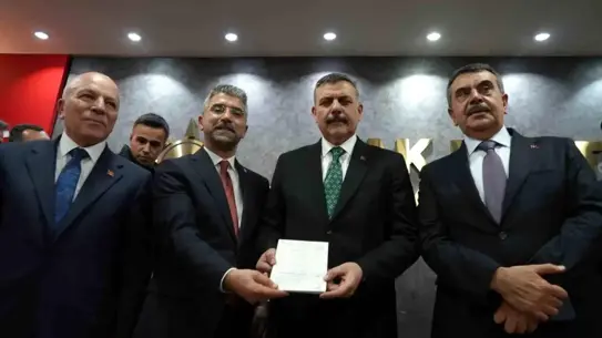 Üyelik belgesi imzalanırken