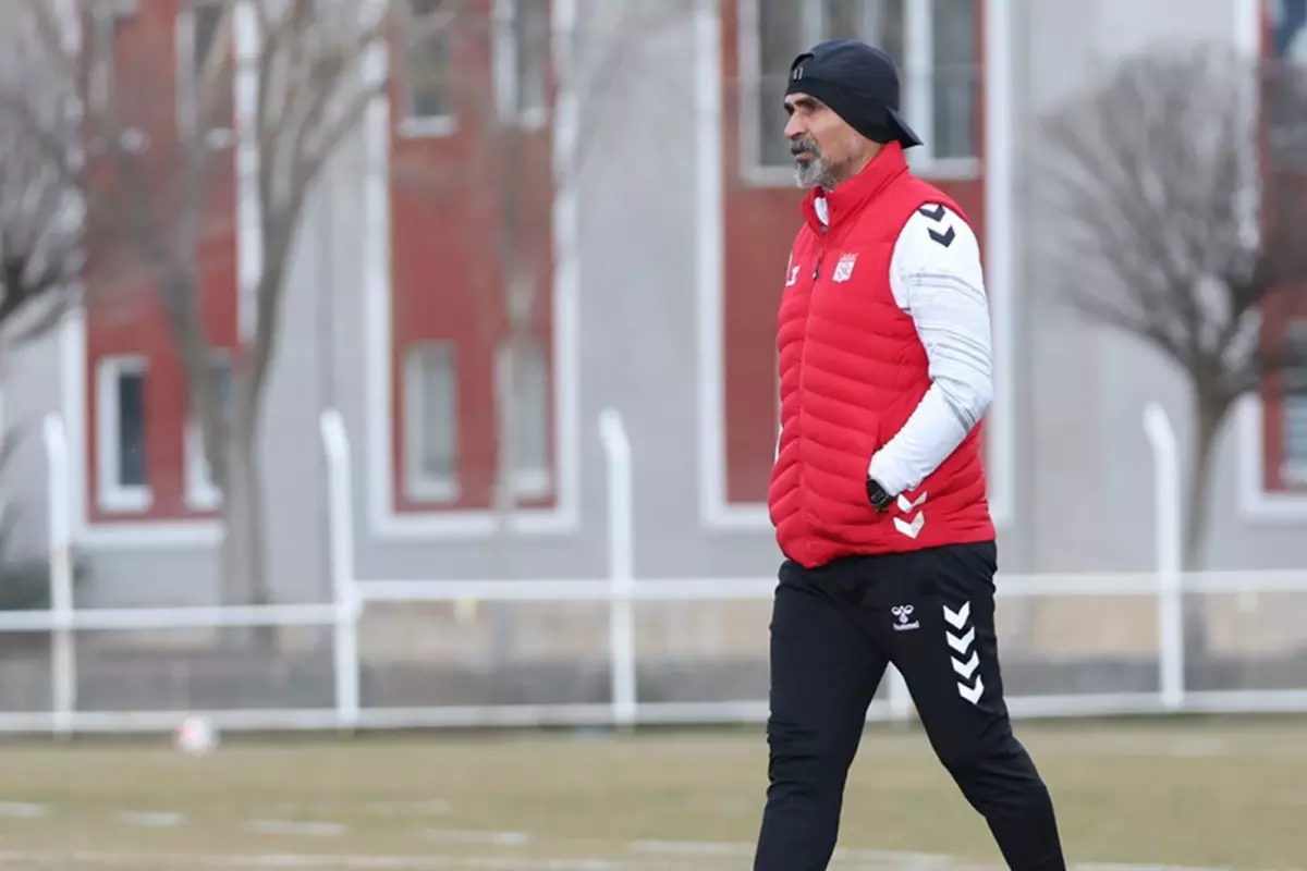 İsmet Taşdemir'in Liderliğinde Sivasspor, Play-off Hedefiyle Düşüş Tehlikesini Aşarak Süper Lig'e Yükselmeye Hazır