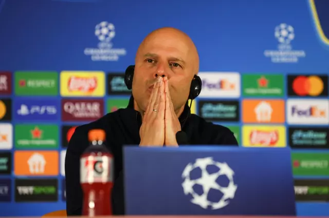 Arne Slot maç sonrası basın odasında