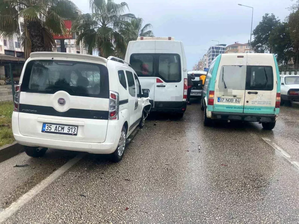 Serik'te Zincirleme Trafik Kazası: Kadın Yolcu İtfaiye Müdahalesiyle Kurtarıldı