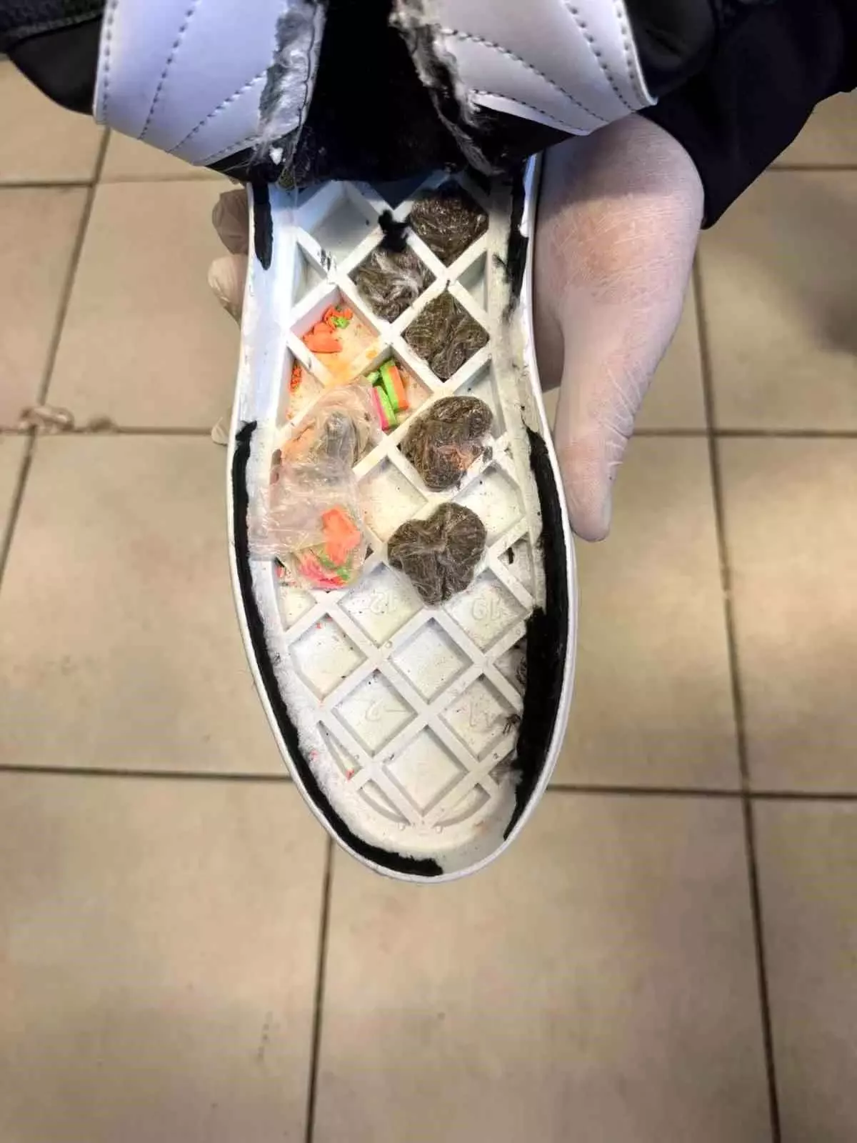 Şanlıurfa’da Ayakkabı Tabanına Saklanan Uyuşturucu Operasyonu