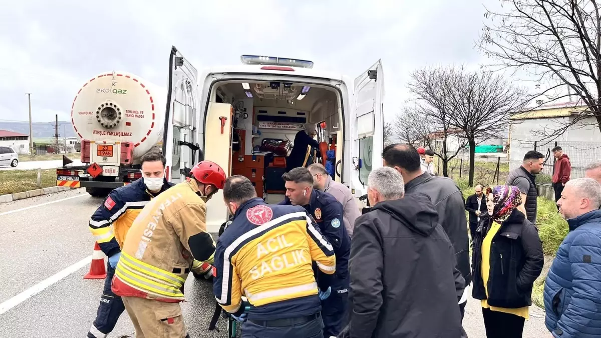 Manisa'nın Kula İlçesinde Kaygan Yolda Meydana Gelen Trafik Kazası: Genç Sürücü Hayatını Kaybetti