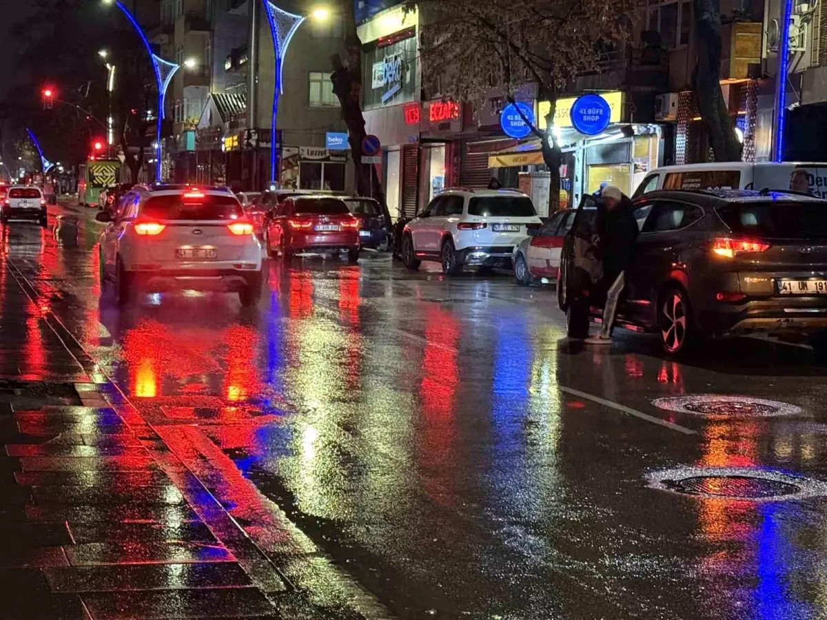 İzmit'te Şiddetli Kavgaya Tanık Olundu: Görüntülerde Bir Kişi Şiddetli Darbe Aldı