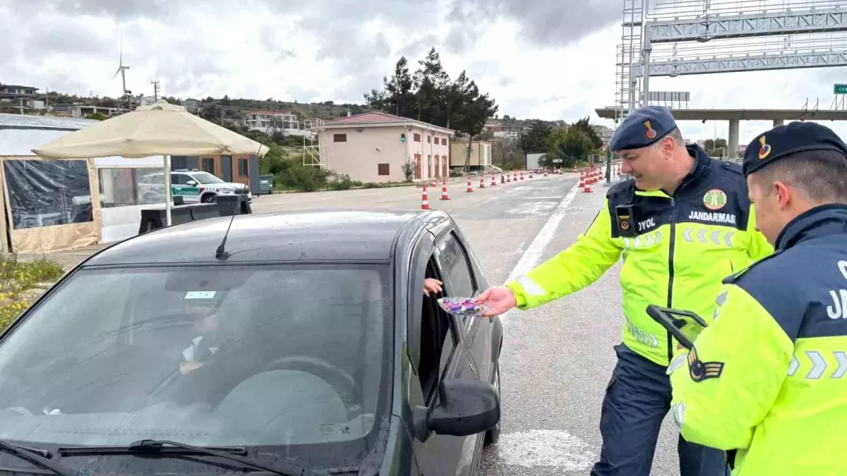 Jandarma, Bayramda Sürücülere Şeker İkramıyla Trafik Güvenliğini Artırdı