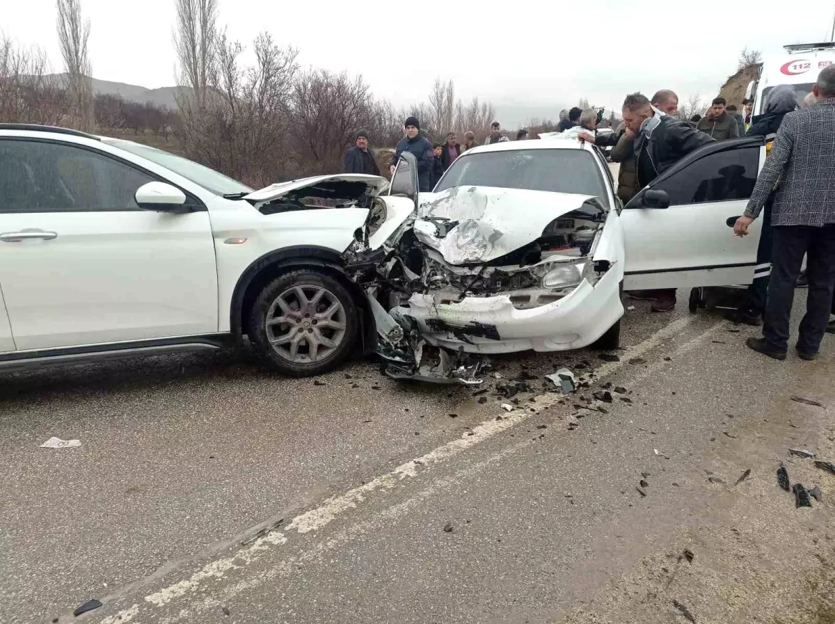 Elazığ'da İki Araç Çarpıştı: 9 Kişi Yaralı