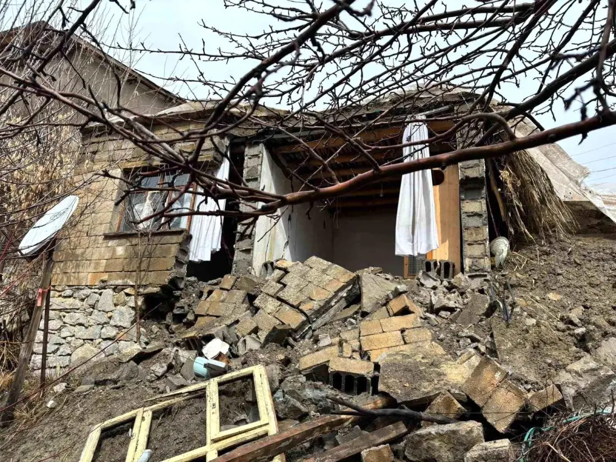 Hakkari'de Şiddetli Yağışlar Bir Evi Yıktı: 3 Kişilik Aile Bayramda Sığınacak Yer Bulamadı