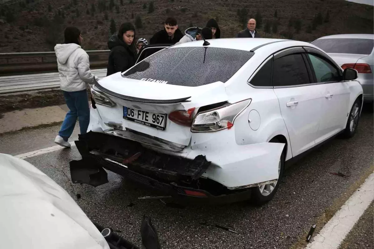Kırıkkale'de Zincirleme Trafik Kazası: Aynı Aileden Üç Kişi Yaralı