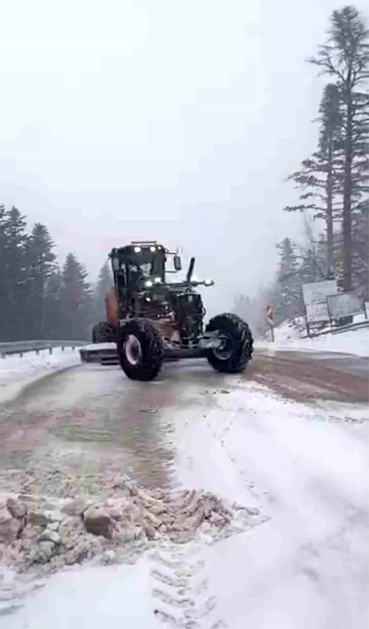 Uludağ’da Bayramda Kar Yağışı Şehri Beyaza Döndürdü: Ekipler Harekete Geçti