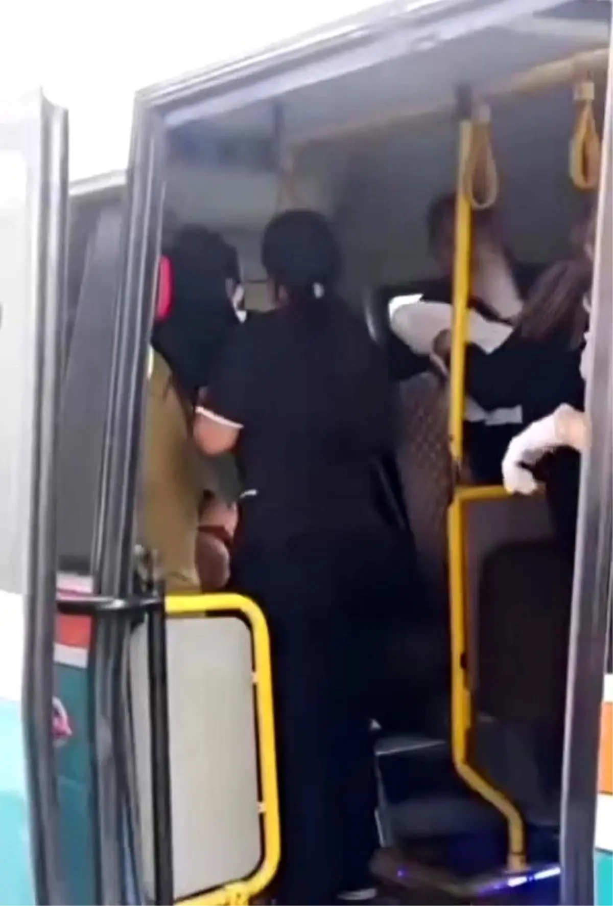 İzmir'de Minibüs Yolculuğu Sırasında Anne Doğum Yaptı, Şoför Hızlı Müdahale Etti