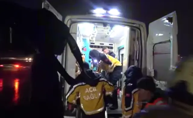 Kaza sonrası ambulans ve itfaiye ekipleri