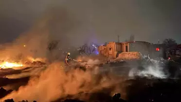 İtfaiye ekiplerinin yangına müdahalesi