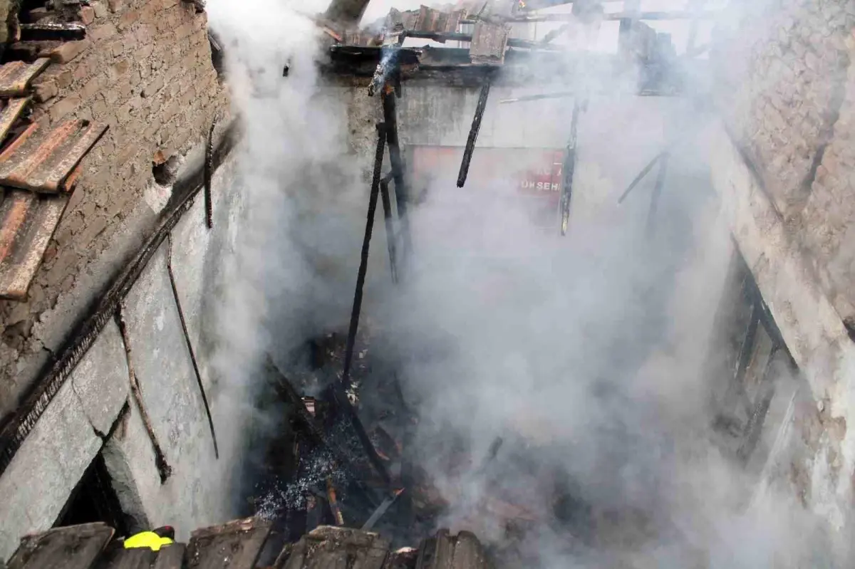 Efeler’de Metruk Evde Çıkan Yangın Mahallede Panik Yarattı