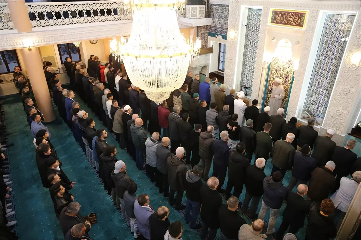 İzmir ve Çevre Şehirlerde Bayram Namazı Coşkusu