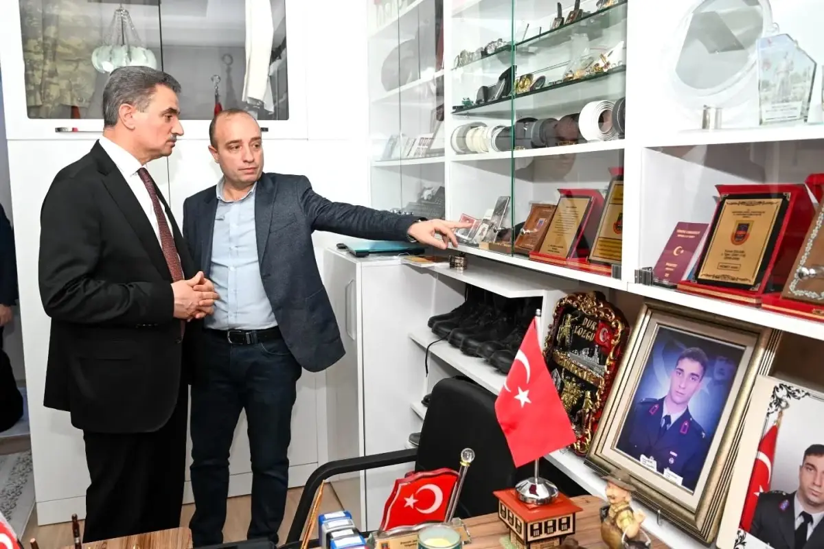 Vali Aydın Baruş ve Eşi, Şehit Jandarma Yüzbaşı Yunus Çelebi’nin Ailesine Bayram Ziyareti Gerçekleştirdi