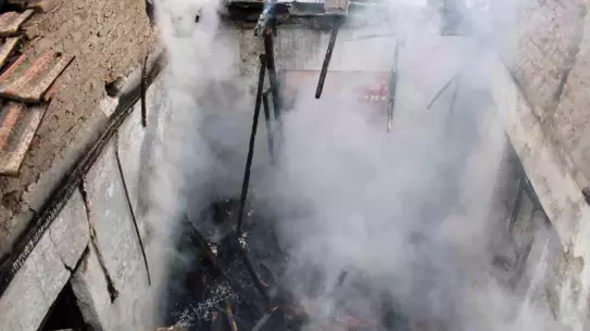 Yangın sonrası söndürülmüş evin görüntüsü