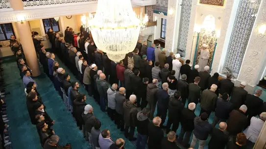 İzmir ve Çevre Şehirlerde Bayram Namazı Coşkusu