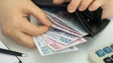 Akaryakıt pompası ve yeni fiyat tabelası