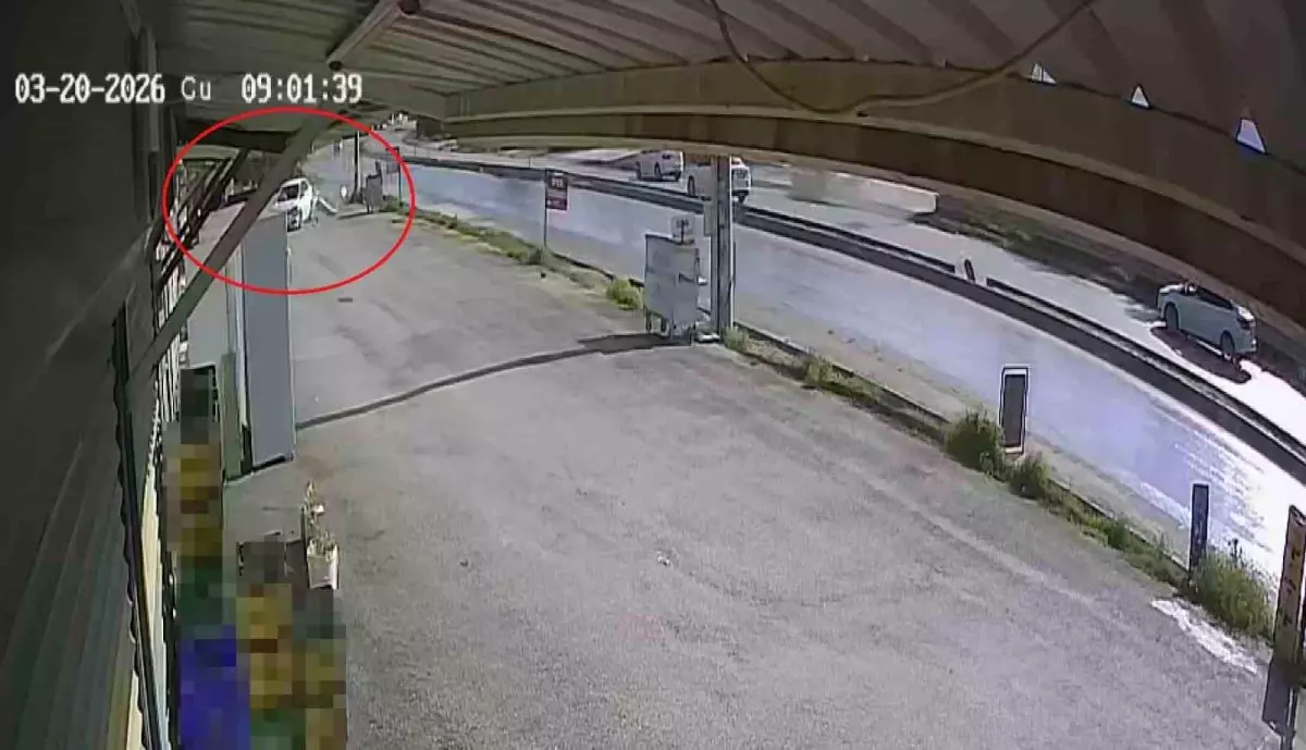 Hatay’da Kontrol Kaybı: Otomobil Prefabrik İş Yerlerine Çarptı