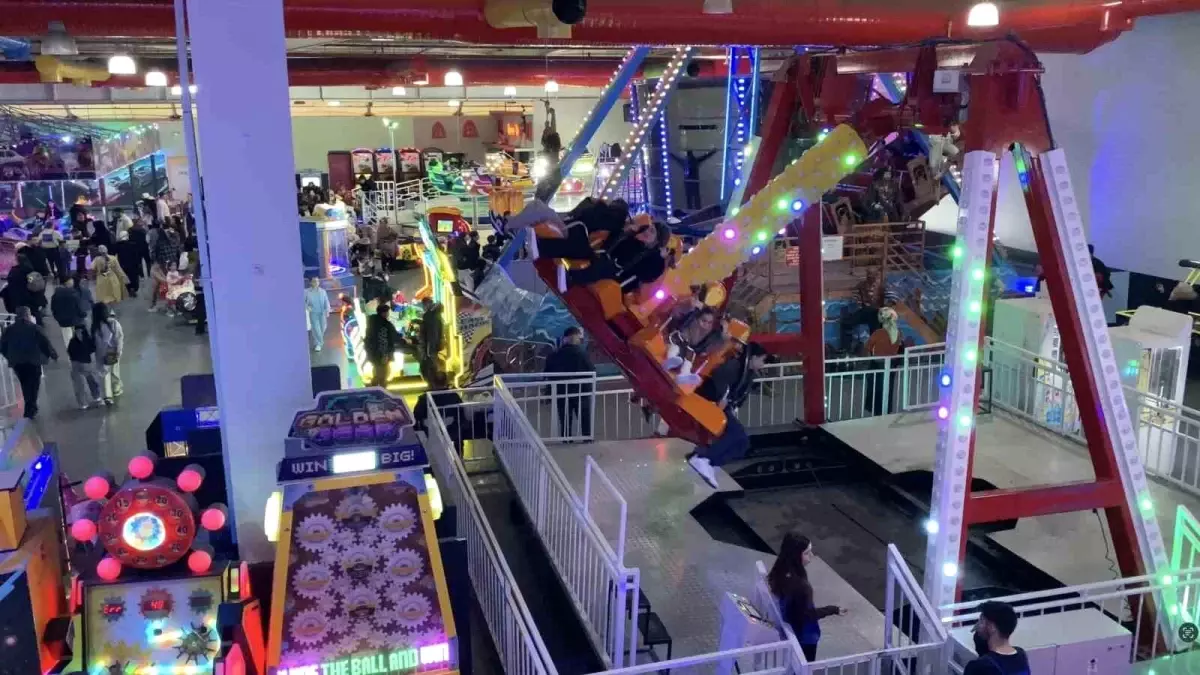 Bursa’da Bayram Alışverişinde Yağışlı Hava Nedeniyle AVM’lerde Yoğun Kalabalık