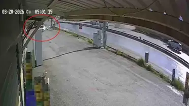 Kaza sonrası hasar görmüş prefabrik yapıların fotoğrafı