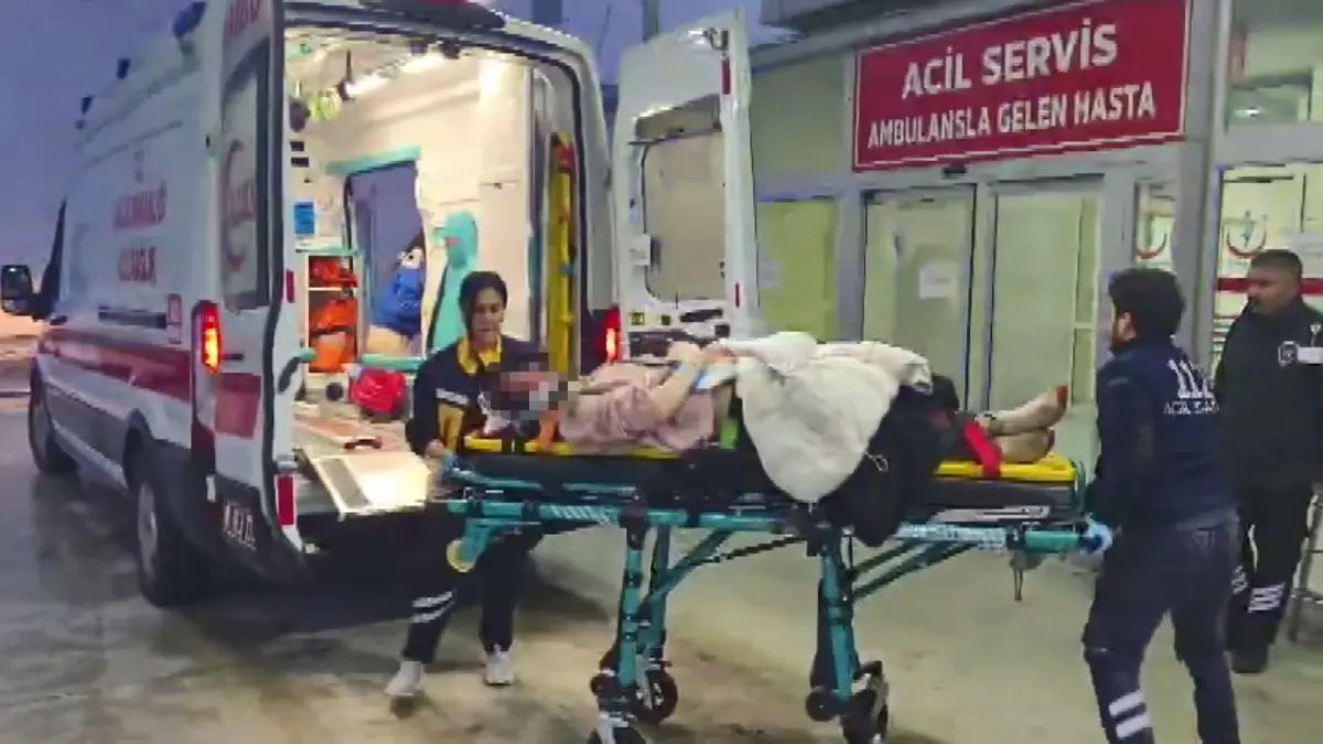 Adana'nın Kozan İlçesinde Yolcu Otobüsü Devrildi: Birçok Yaralı