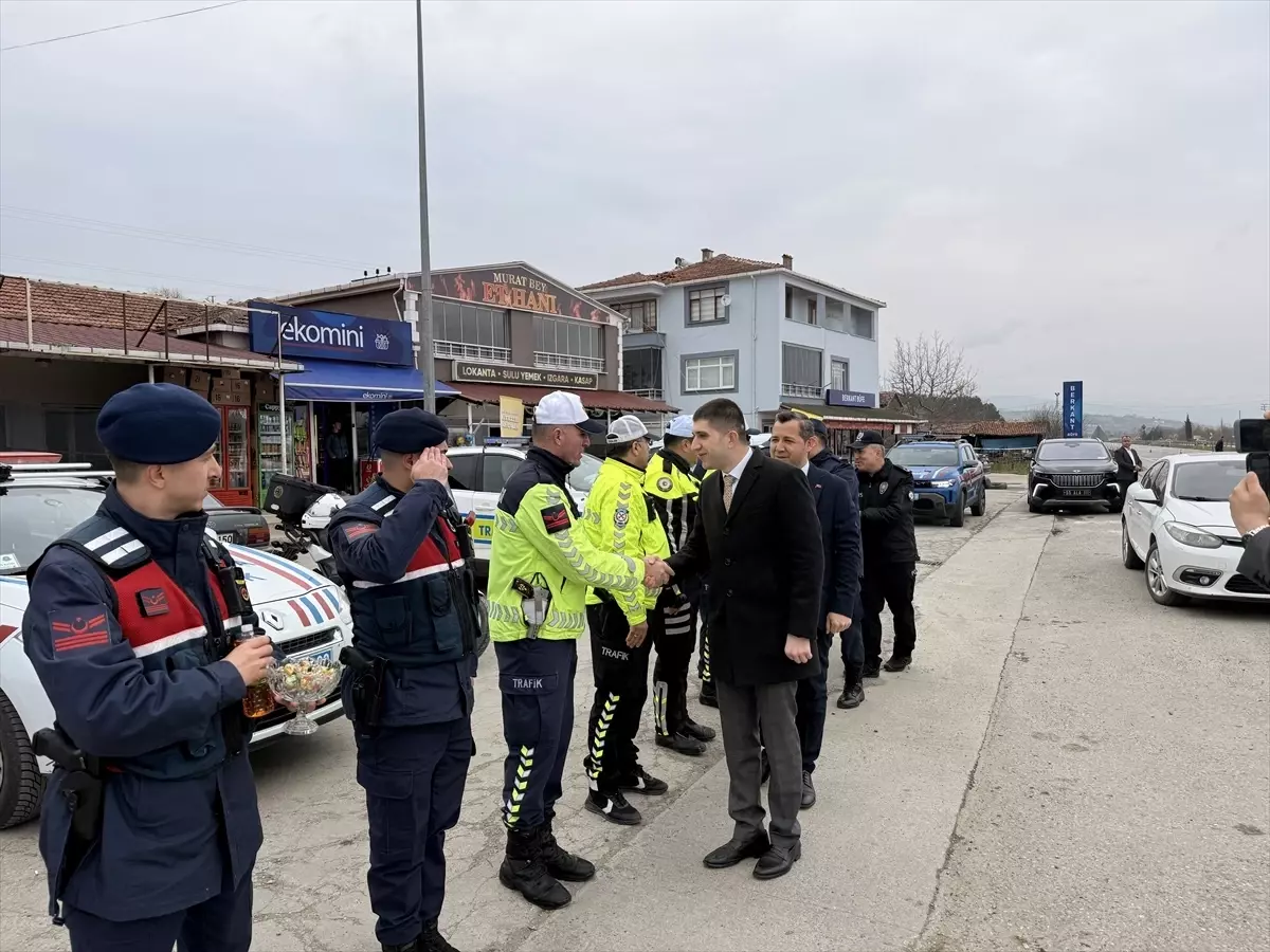 Alaçam’da Bayram Coşkusu: Trafik Kontrolü ve Şekerli Sürprizler
