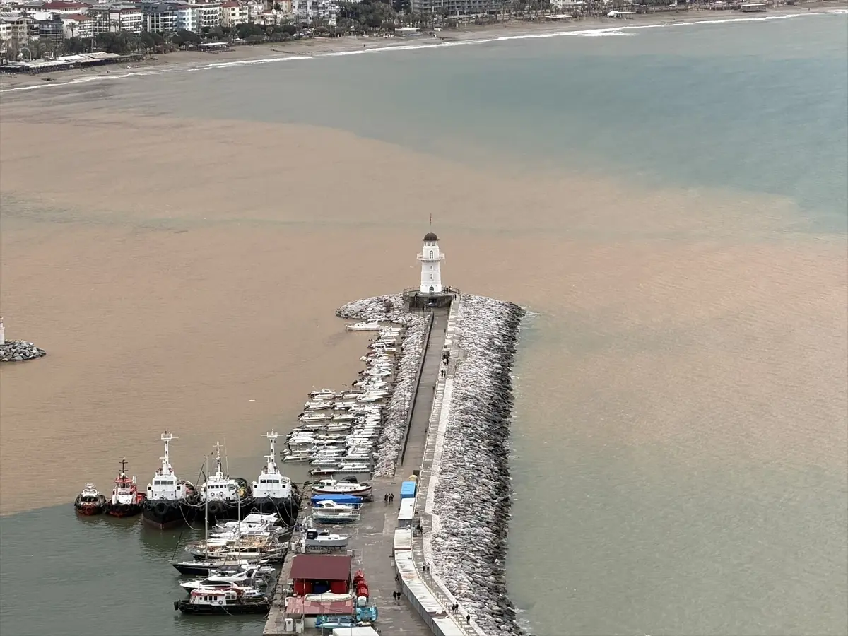 Alanya Plajları Sağanak Sonrası Koyu Tonlara Bürüldü