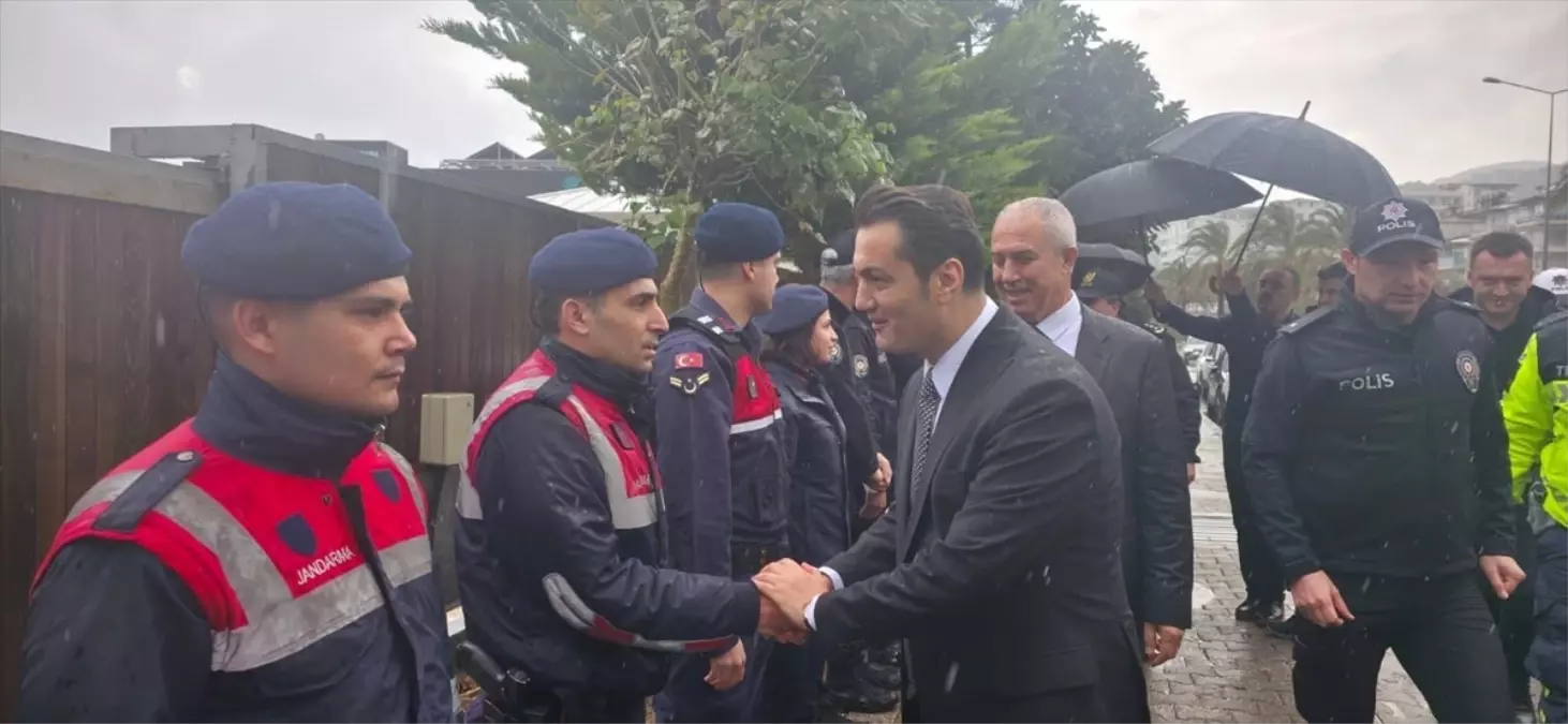 Alanya’da Bayram Trafik Denetimi: Şoförlere Çikolata ve Güvenli Sürüş Hatırlatması