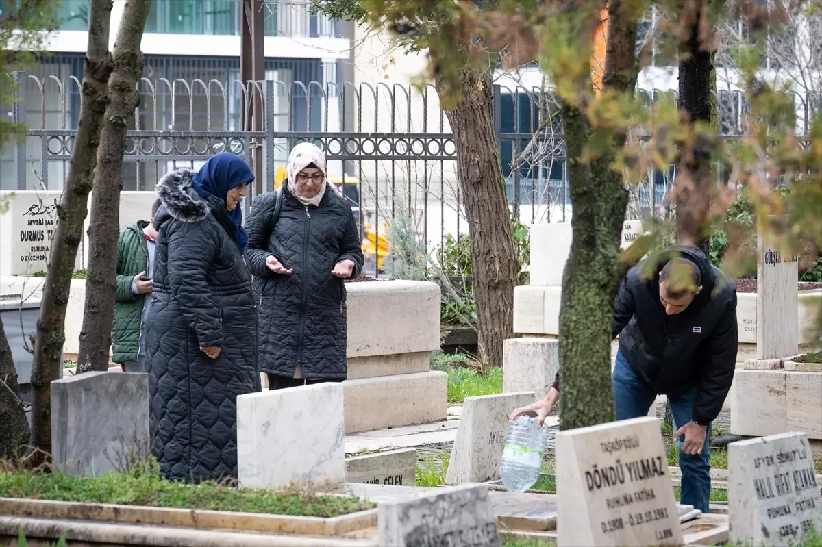 Ramazan Bayramı’nın İlk Günü Ankara Karşıyaka Mezarlığı’nda Yoğun Ziyaretçi Akını