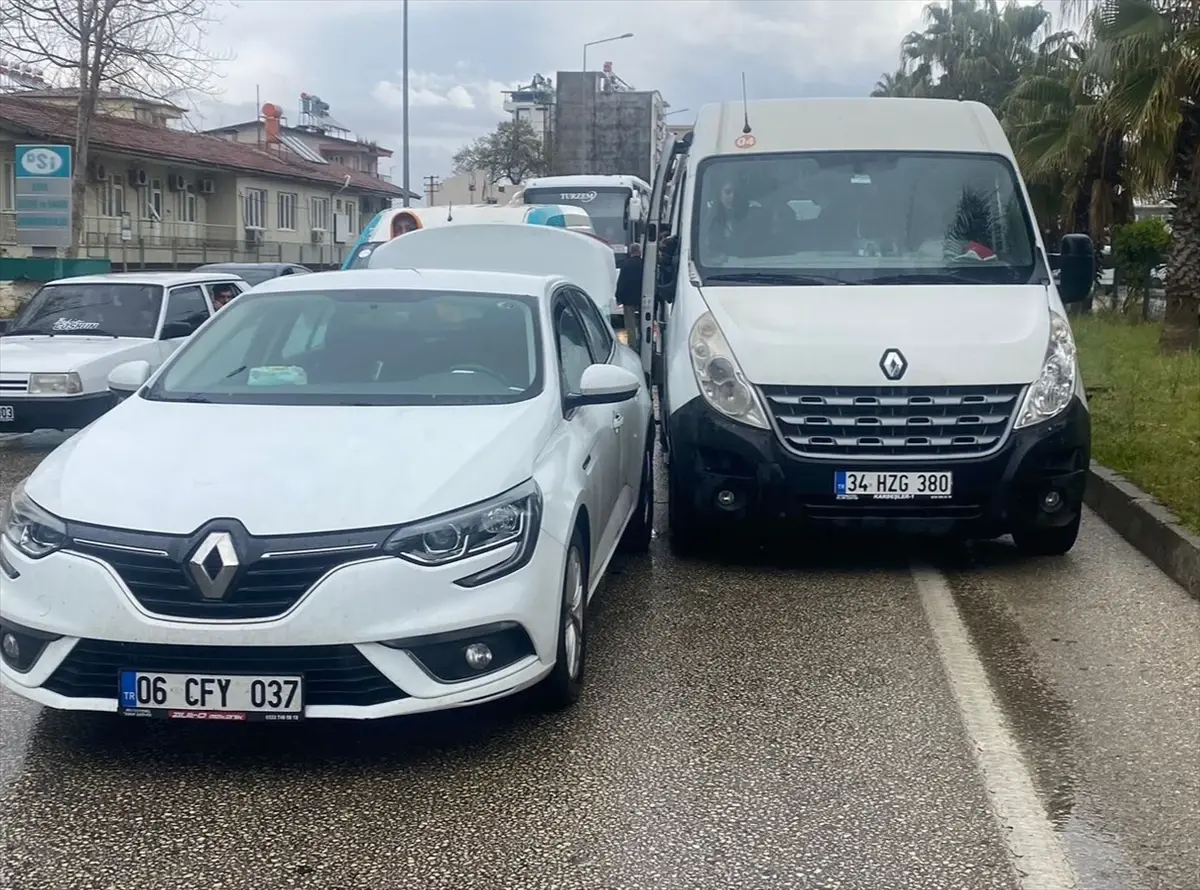 Serik’te 4 Araç Karıştı: Zincirleme Kazada 1 Yaralı