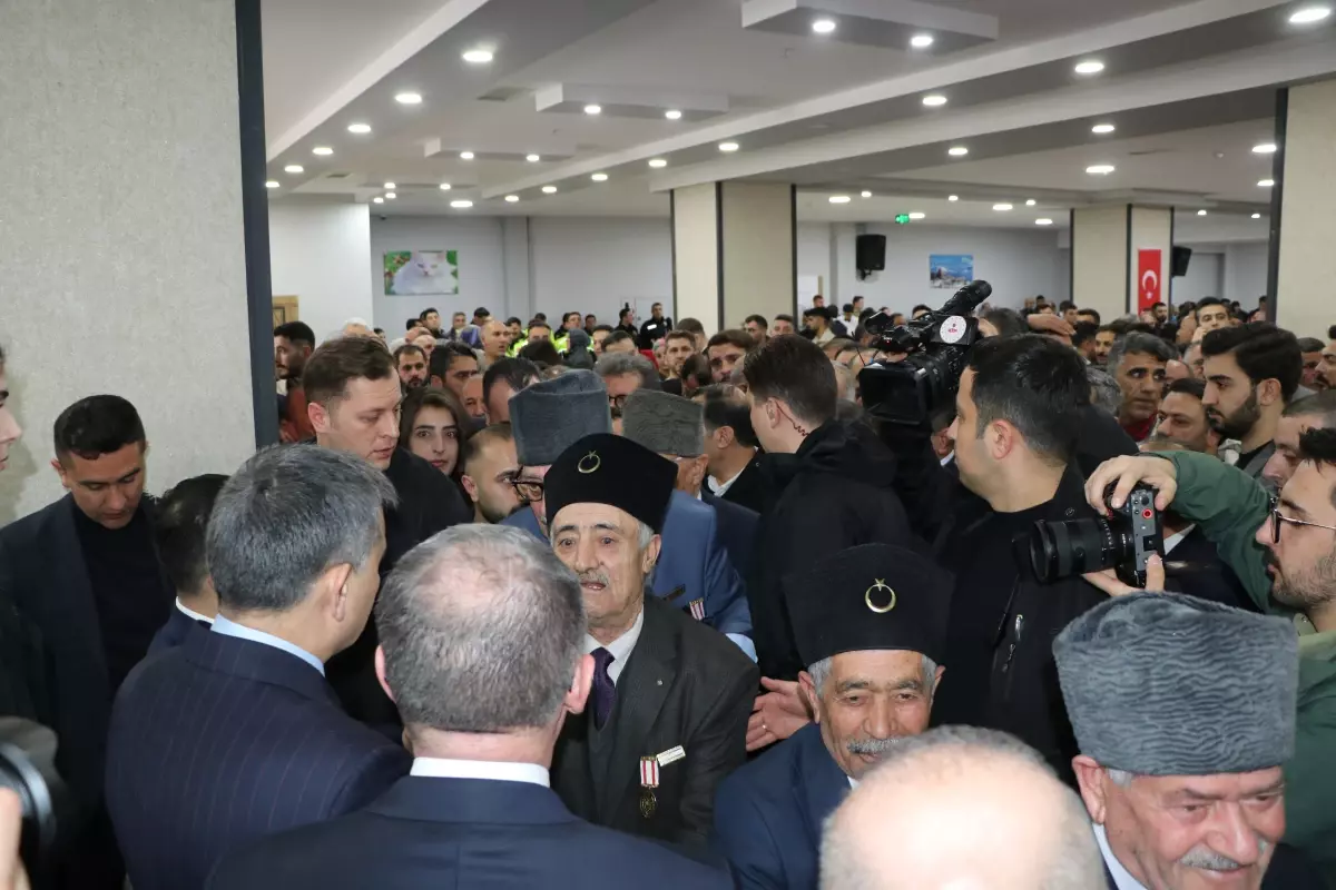 İçişleri Bakanı Mustafa Çiftçi, Van ve Edremit’te Bayramlaşma Etkinliklerine Katıldı