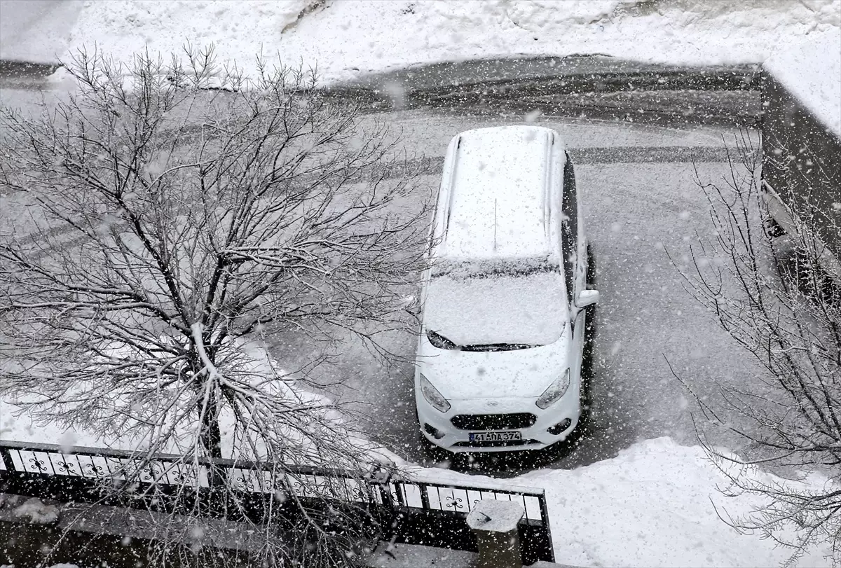 Bitlis'te Şiddetli Kar Yağışı Şehir Hayatını Zorlaştırdı