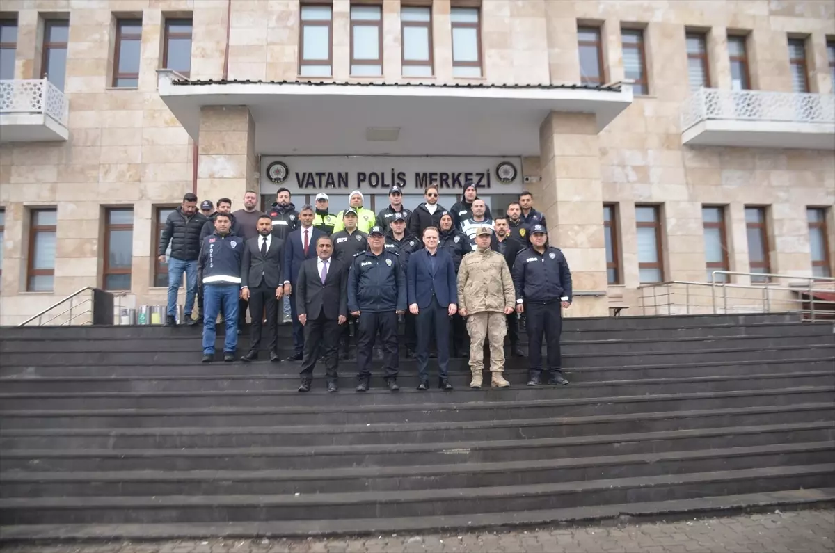 Bulanık Kaymakamı Koşansu, Bayramda Güvenlik ve Sağlık Personeliyle Buluştu