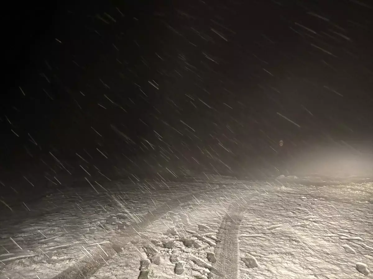 Lapseki’de Şiddetli Kar Yağışı Trafiği Felçledi