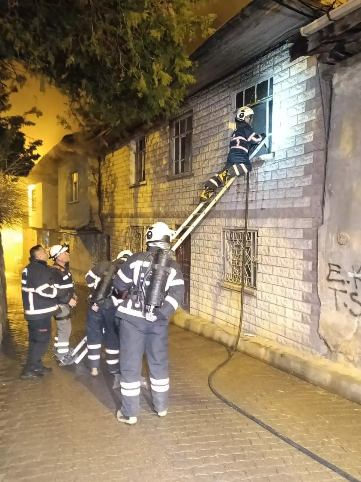 Çankırı’da İki Kişi Hayatını Kaybetti: 2 Katlı Evde Çıkan Yangın Şok Yarattı